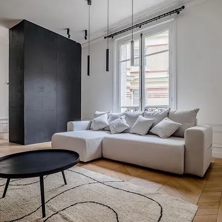 Appartement Goodguest- Luxe Stade Tour Eiffel 2bdr Parijs
