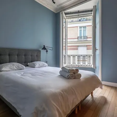Goodguest- Luxe Stade Tour Eiffel 2bdr * Paryż