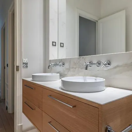 Goodguest- Luxe Stade Tour Eiffel 2bdr Apartament